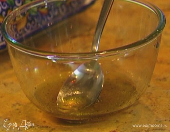 Приготовить заправку: лимонный сок соединить с оливковым маслом, винным уксусом, солью и перцем, все перемешать.