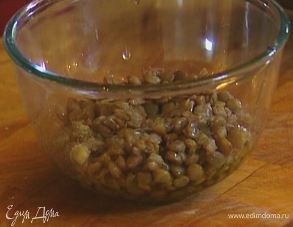 Половиной заправки сбрызнуть салат, половиной — чечевицу.