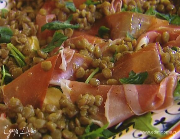 Заправленную чечевицу выложить на салат и равномерно распределить (перемешивать не надо). Базилик порвать руками и посыпать салат.