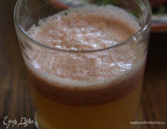 Поместить все ингредиенты в соковыжималку и отжать сок.