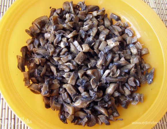  Шампиньоны порезать брусочками, обжарить на  масле в течение 5 мин на сильном огне с добавлением специй (я брала смесь перцев и прованские травы), в конце жарки посолить. Остудить.