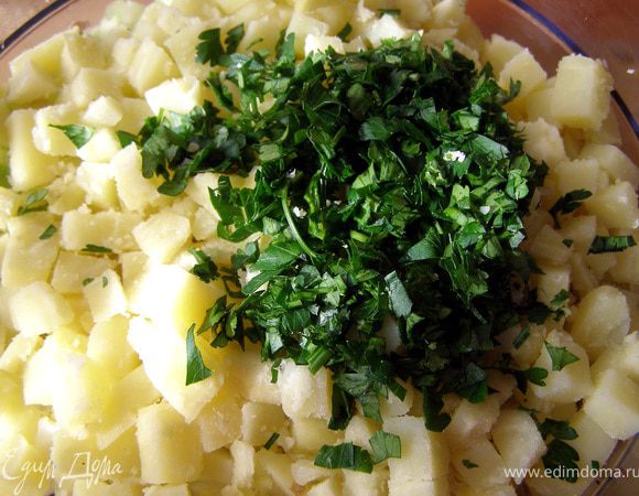 Картофель порезать брусочками чуть покрупнее. Измельчить зелень петрушки.