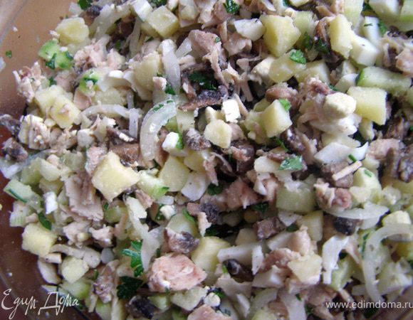 В салатнике аккуратно смешать все ингредиенты, заправить салат и подавать тотчас.