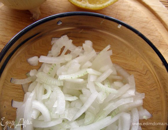 Луковицу нарезать полукольцами и ещё раз пополам, замариновать на час в соке половины лимона. Накрыть, поставить в холод. Перед закладкой в салат отжать.