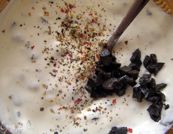 Для заправки взбить вилкой майонез и йогурт (сметану) до однородности, добавить очень мелко рубленные оливки, поперчить и  подсолить, если нужно.