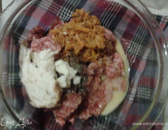 соединить фарш, лук с морковкой, одно сырое яйцо соль , перец, зелень , хлеб (отжатый)
Все перемешать
