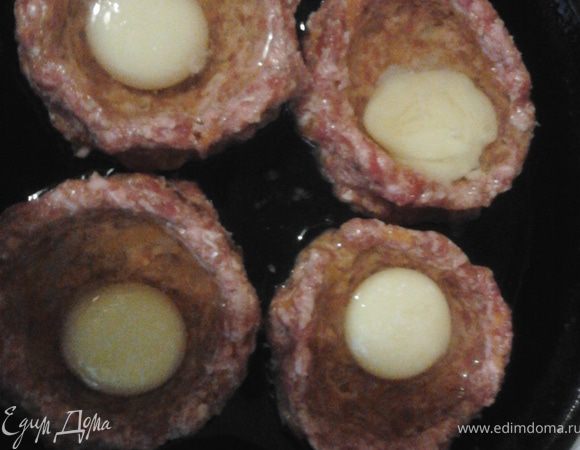 на форму смазаную маслом выкладываем сформированные гнездышки , в каждое гнездо разбиваем по яйцу, немного посолить 