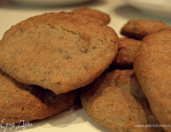 Хлебцы разрезаем пополам, отправляем под гриль или в тостер просто подогреться.