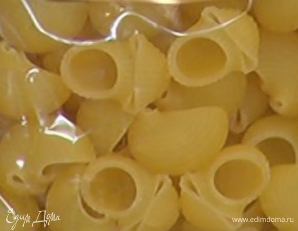 Макароны отварить в подсоленной воде, затем воду слить и сохранить.