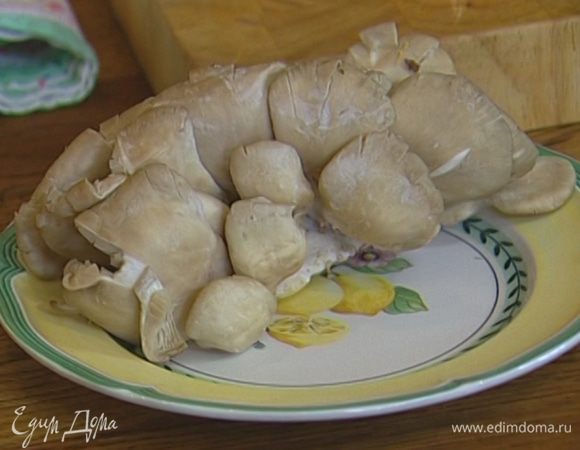 Крупные грибы разрезать пополам или просто отделить шляпку от ножки.