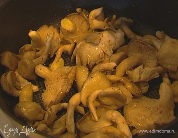 Разогреть в глубокой сковороде оливковое масло, выложить грибы, сразу же посолить, поперчить, добавить орегано, перемешать и обжарить, не накрывая крышкой.