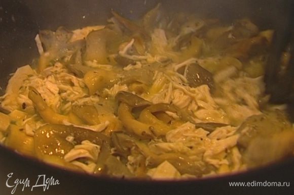 Добавить сливки, 2–3 ст. ложки воды, в которой варились макароны, снять сковороду с огня.