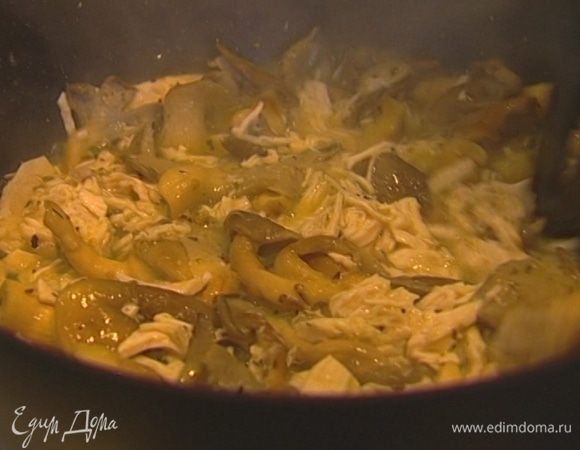 Добавить сливки, 2–3 ст. ложки воды, в которой варились макароны, снять сковороду с огня.