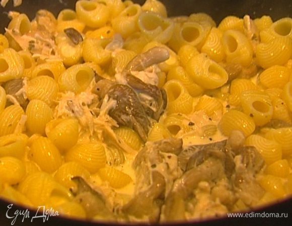 Выложить к грибам с курицей отваренные макароны, перемешать.