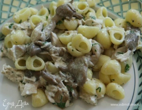 Петрушку очень мелко порубить и посыпать макароны.