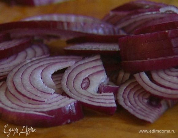 Лук почистить и нарезать крупными полукольцами.