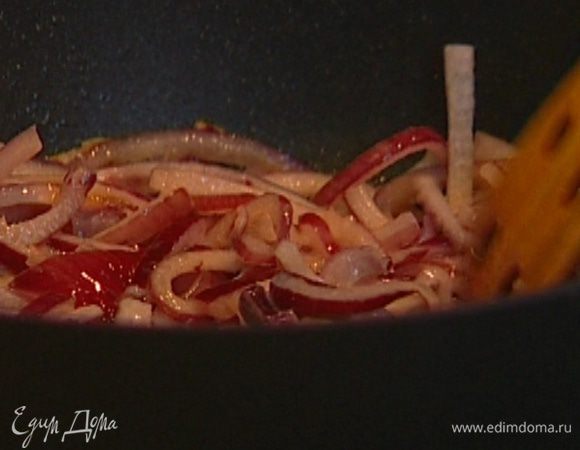 Разогреть в сковороде 1 ст. ложку сливочного масла и, помешивая, обжарить лук на сильном огне до прозрачности.