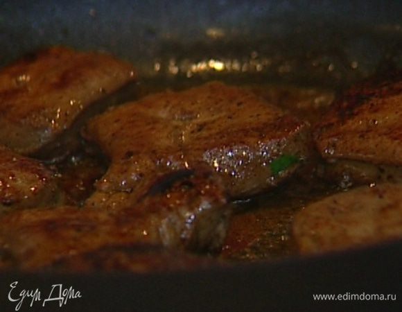 В тяжелой сковороде разогреть оливковое и оставшееся сливочное масло, выложить печень, посолить, поперчить и жарить пару минут. Затем перевернуть, посолить и поперчить вторую сторону и жарить еще пару минут.