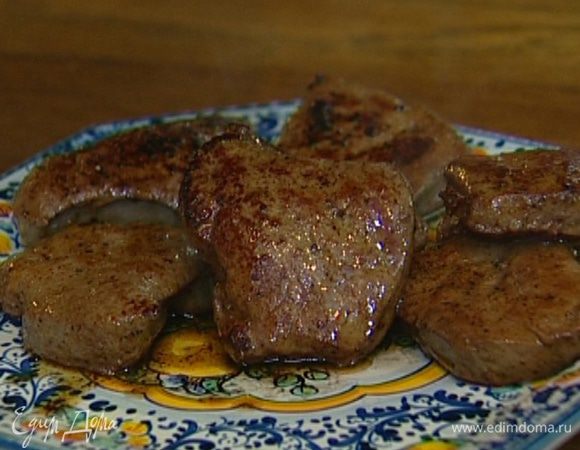 Влить коньяк, еще раз перевернуть печень, подержать на огне буквально 30 секунд и выложить на тарелку вместе с получившимся соусом. Подавать печень с карамелизированным луком, посыпав оставшейся петрушкой.