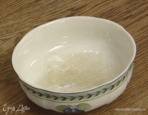 Желатин замочить в холодной воде.