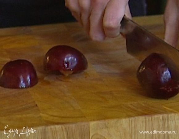 Сливы разрезать пополам.