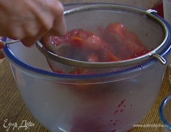 Приготовить соус: в отдельную кастрюлю выложить сливы, добавить оставшийся сахар, цедру апельсина, влить 50 мл воды и прогревать на небольшом огне, пока сливы слегка не разварятся, а затем протереть их через сито.