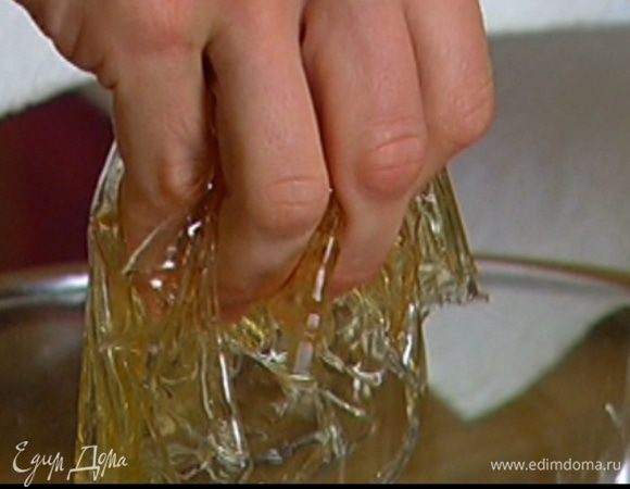 Разбухший желатин вынуть из воды.