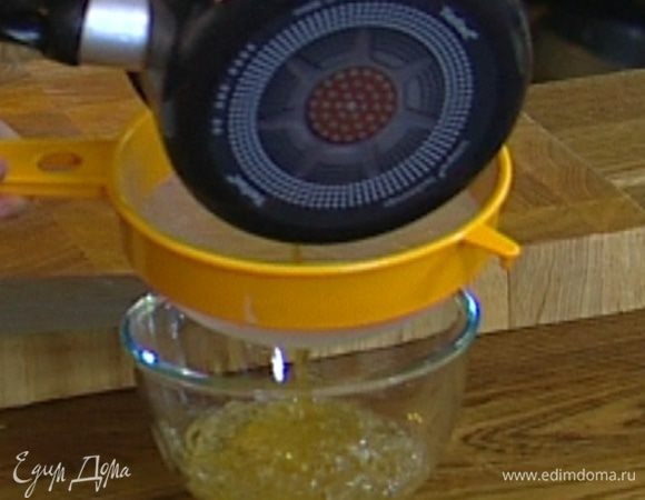 Уваренный яблочный сок процедить через сито, соединить с желатином и перемешивать, пока желатин не растворится.