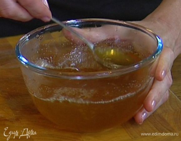 Влить оставшийся яблочный сок и еще раз процедить все через сито.