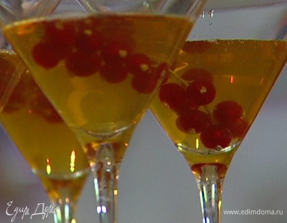 Разлить яблочный сок по прозрачным бокалам, добавить в каждый по веточке красной смородины и отправить на час в холодильник.