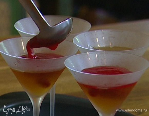 Когда желе застынет, выложить сверху сливовый соус.