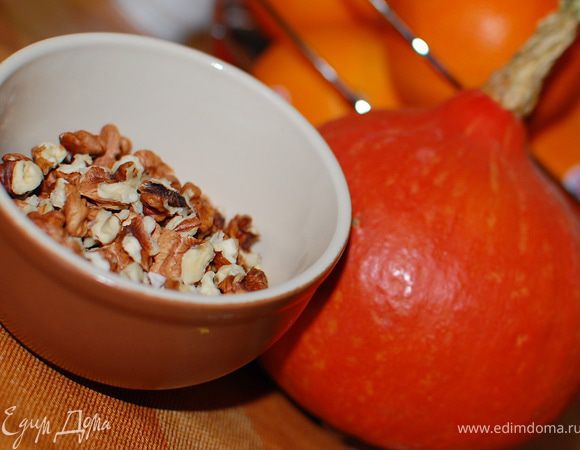 Из ингредиентов для теста замешиваем тесто,любым удобным для вас способом.Я замешивала в хлебопечке. Тесто должно быть приблизительно, как на пельмени.Может чуточку мягче.Оставляем тесто отдохнуть.
Тем временем,тыкву очищенную трем на крупной терке.Если тыква сочная, отожмите лишний сок. Орехи измельчаем ножом,не мелко.