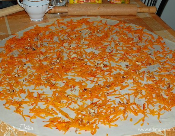 Сверху посыпаем тертой тыквой,измельченными орехами,сахарим и немного присыпаем черным молотым перцем.