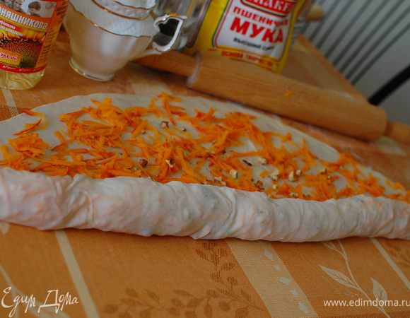 Сворачиваем тесто в колбаску,аккуратно, не порвав тесто,