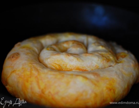 Берем глубокую форму (у меня жаровня из чугуна)смазываем обильно растительным маслом, выкладываем фулто.Ставим в заранее разогретую духовку до 200градусов.На 30-40мин.Ориентируйтесь по своей духовке и размером фулто.
Периодически во время выпекания смазывайте верх и бока фулто маслом с формы.Тогда оно будет красивого цвета.