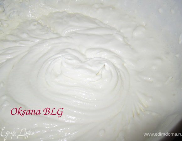 Сметану взбить с сахаром, добавить творог.