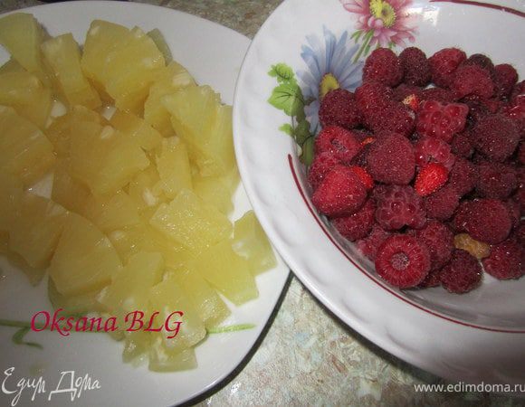 Малину помыть, ананасы порезать небольшими кусочками.