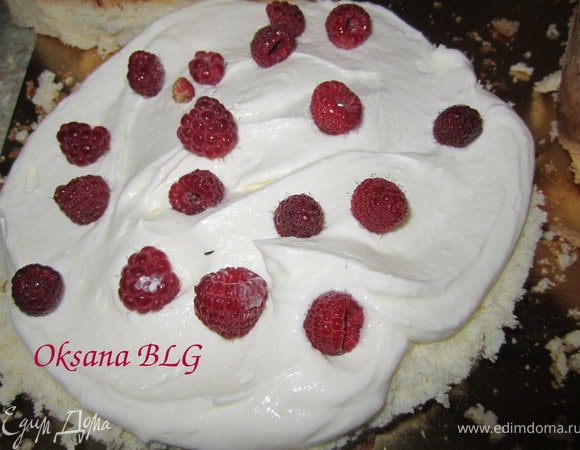 Промазать коржи кремом, попеременно добавляя малину и ананасы.