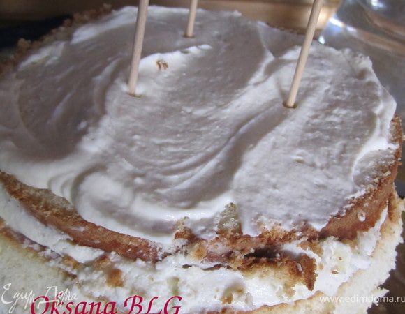 В нижнюю часть торта поставить три шпажки.