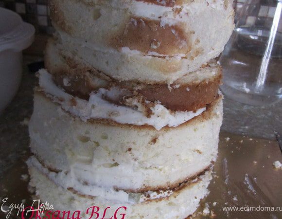 Поставить верхнюю часть торта.
На верхней части спереди немного обрезать бисквит, для формирования мордочки панды.