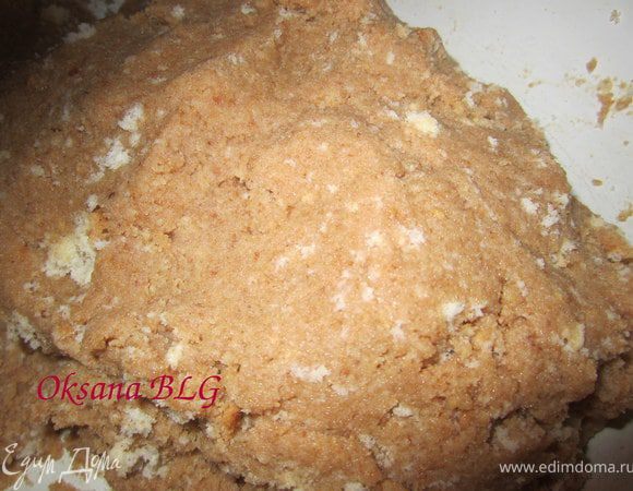 Обрезки бисквита измельчить в крошку, добавить мягкое масло, сгущенное молоко, перемешать.