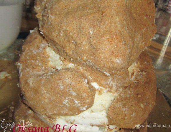 Из крошки-картошки слепить лапы и вылепить мордочку панды. Все делала на глаз, поставит перед собой фото пандочки.