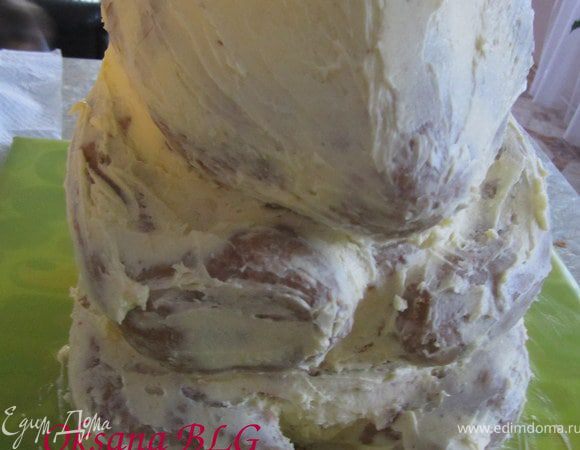 Подготовить масляный крем, масло взбить, добавить сгущенное молоко. Обмазать кремом торт. Поставить в холодильник на 30 минут.