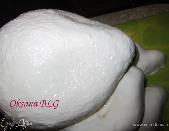 Разровнять мастику руками.Не страшно если на мастике будут видны неровности, они скроются айсингом и кокосовой стружкой.
Остатки обрезать.