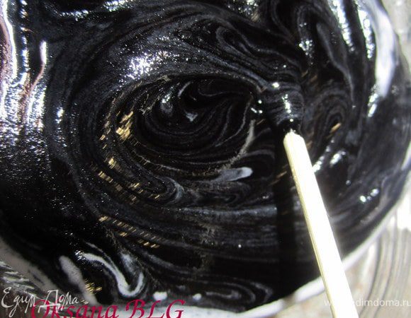 Приготовить айсинг из одного белка(куриного). Разделить на две части, одну оставить белой, вторую покрасить в черный цвет. Часть кокосовой стружки так же можно предварительно окрасить в черный цвет.