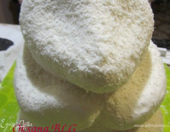 На тортики сделать тонкие линии или визуально обозначить где будут черные пятна. Нанести белый айсинг, с помощь. мочалки на белые части. Притрусить кокосовой стружкой.