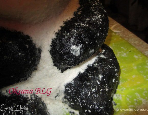 на лапки нанести черный айсинг и притрусить кокосовой стружкой.