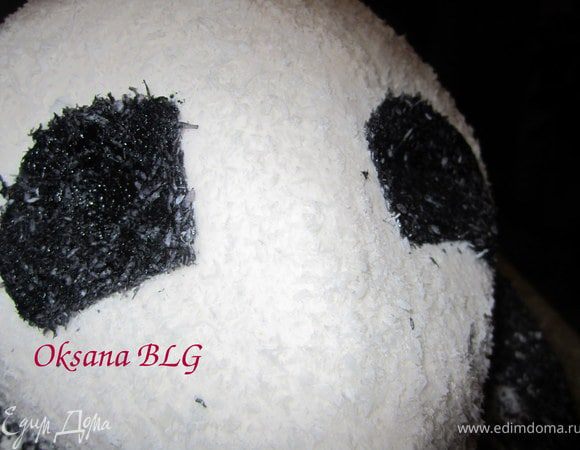 Из мастики вырезать пятнышки на мордочку, покрыть черным айсингом и кокосовой стружкой, прикрепить на мордочку.