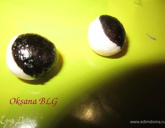 Для глазок, сделать два маленьких кружочка, нарисовать глазки, прикрепить.