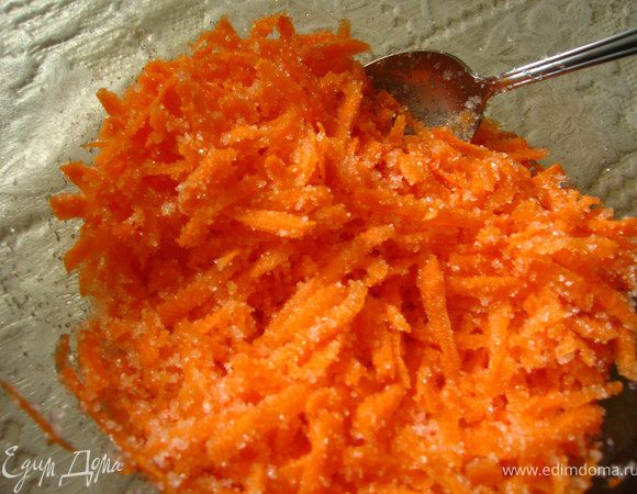 Все очень просто: морковь натереть на крупной терке засыпать сахаром.